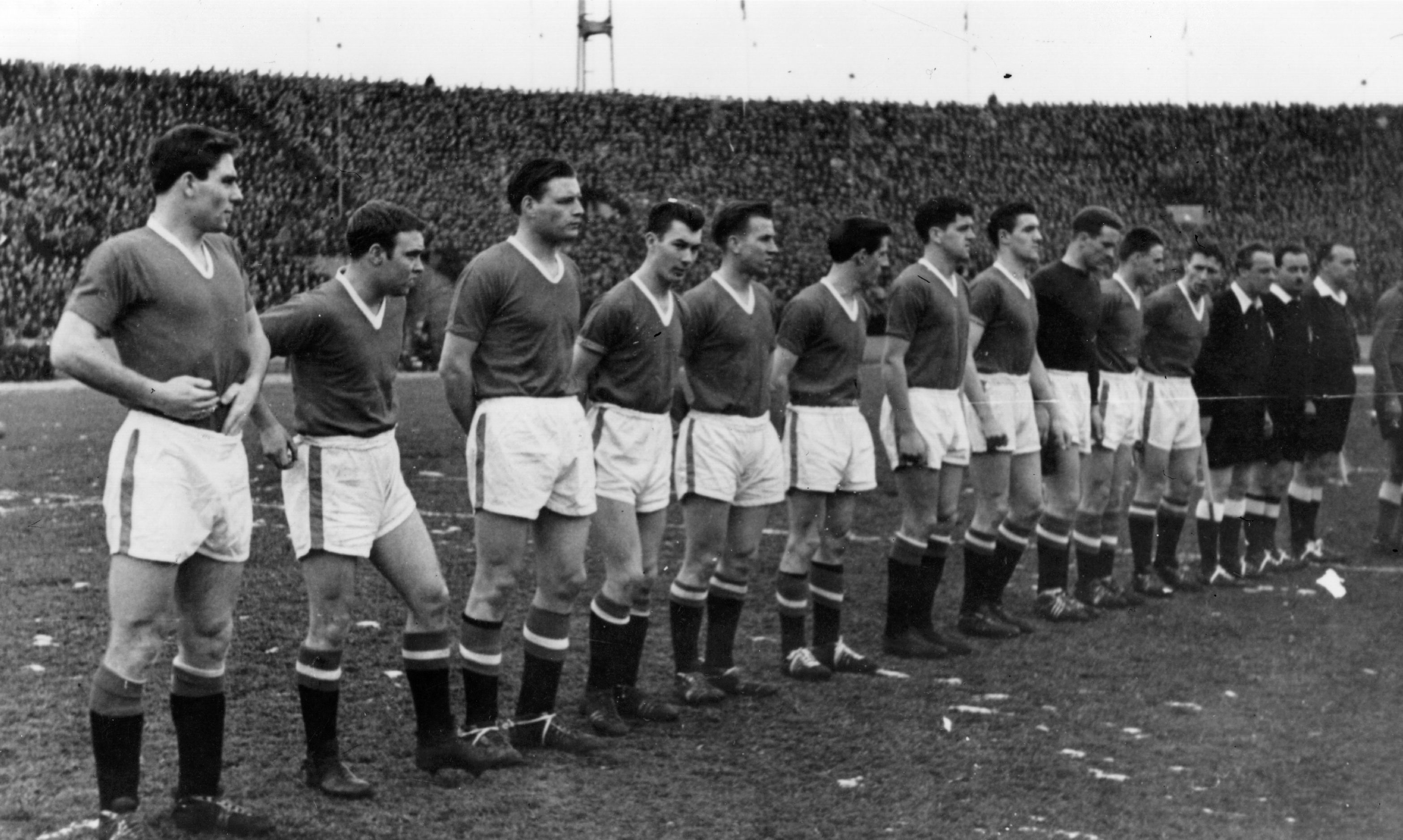 The Busby Babes yang merupakan julukan skuat Manchester United arahan Matt Busby yang menjadi korban dalam tragedi Munich pada 6 Februari 1958. Copyright: © Essentially Sport